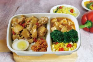 六福客棧便當推出冬季限定「麻油雞球炊飯」，每盒售價130元。圖／六福旅遊集團提供-1